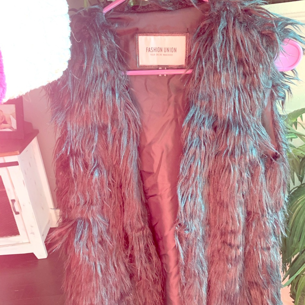 Black fraud fur vest